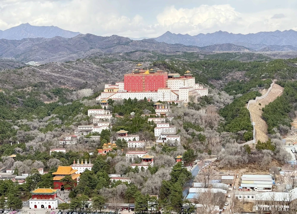 Khám phá 'tiểu cung điện Potala' ở Hà Bắc, Trung Quốc - Ảnh 1.