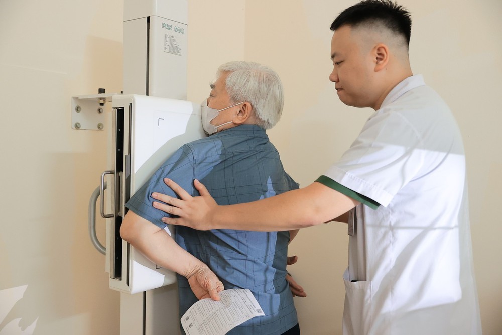 Hà Nội triển khai khám sức khỏe miễn phí cho hàng nghìn người cao tuổi - Ảnh 10.