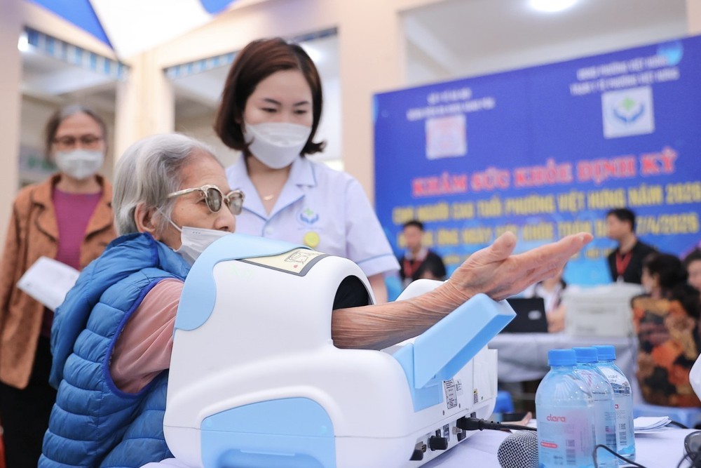 Hà Nội triển khai khám sức khỏe miễn phí cho hàng nghìn người cao tuổi - Ảnh 3.