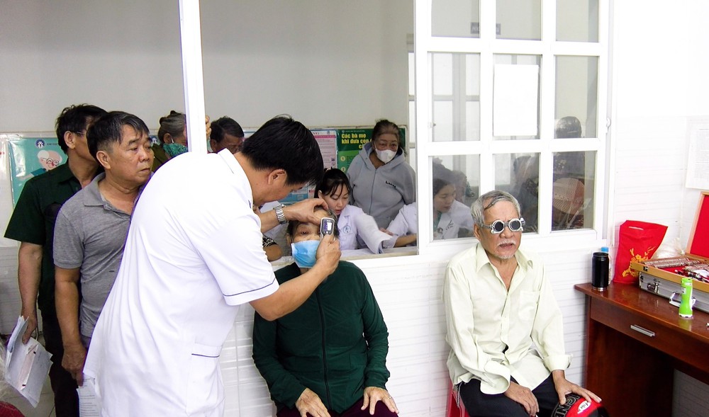 Khám sức khỏe miễn phí cho 16.000 người dân, thúc đẩy đổi mới y tế cơ sở - Ảnh 2. Khám sức khỏe miễn phí cho 16.000 người dân, thúc đẩy đổi mới y tế cơ sở - Ảnh 2.