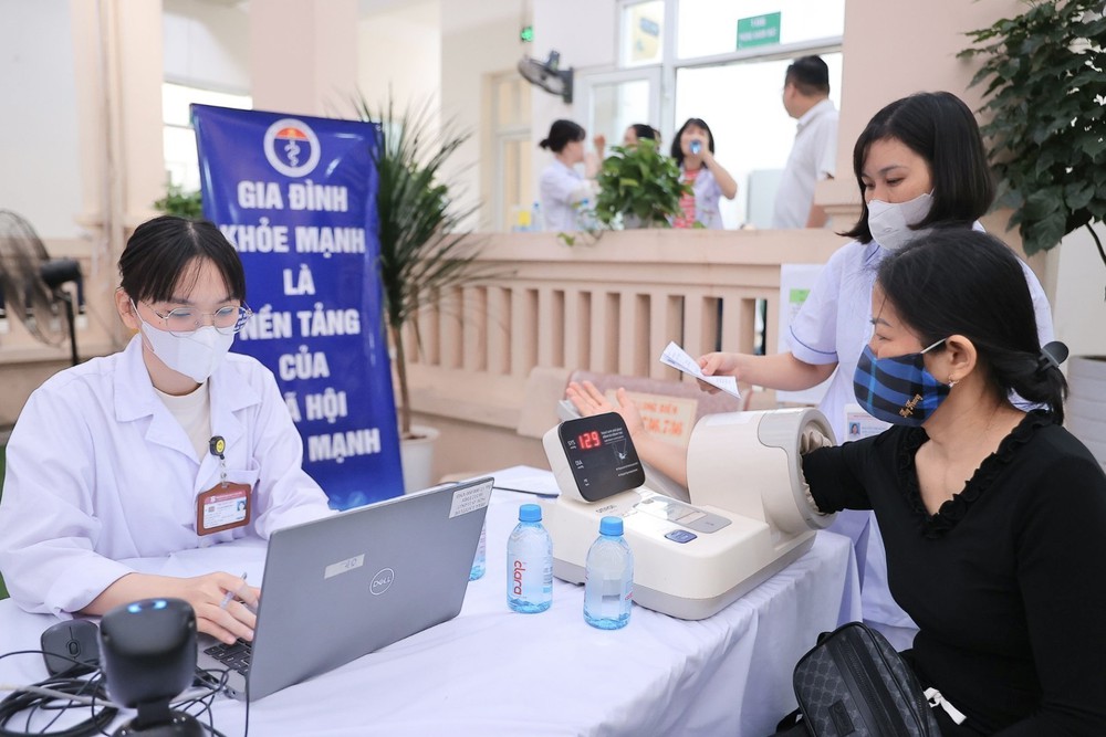 Hà Nội triển khai khám sức khỏe miễn phí cho hàng nghìn người cao tuổi - Ảnh 4.