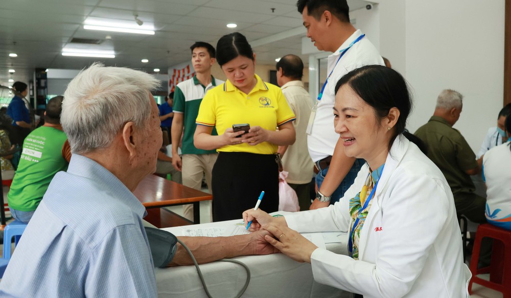 Khám sức khỏe miễn phí cho 16.000 người dân, thúc đẩy đổi mới y tế cơ sở - Ảnh 3. Khám sức khỏe miễn phí cho 16.000 người dân, thúc đẩy đổi mới y tế cơ sở - Ảnh 3.