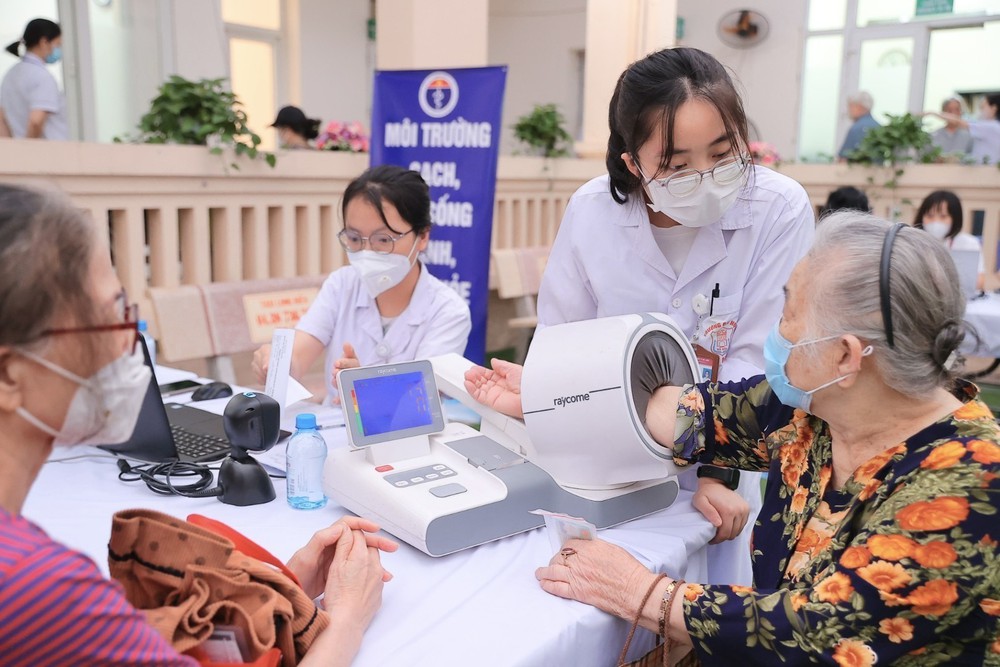 Hà Nội triển khai khám sức khỏe miễn phí cho hàng nghìn người cao tuổi - Ảnh 6.