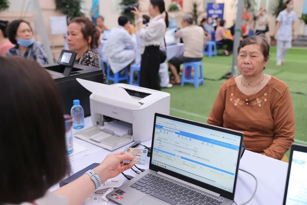 Hà Nội triển khai khám sức khỏe miễn phí cho hàng nghìn người cao tuổi - Ảnh 7.