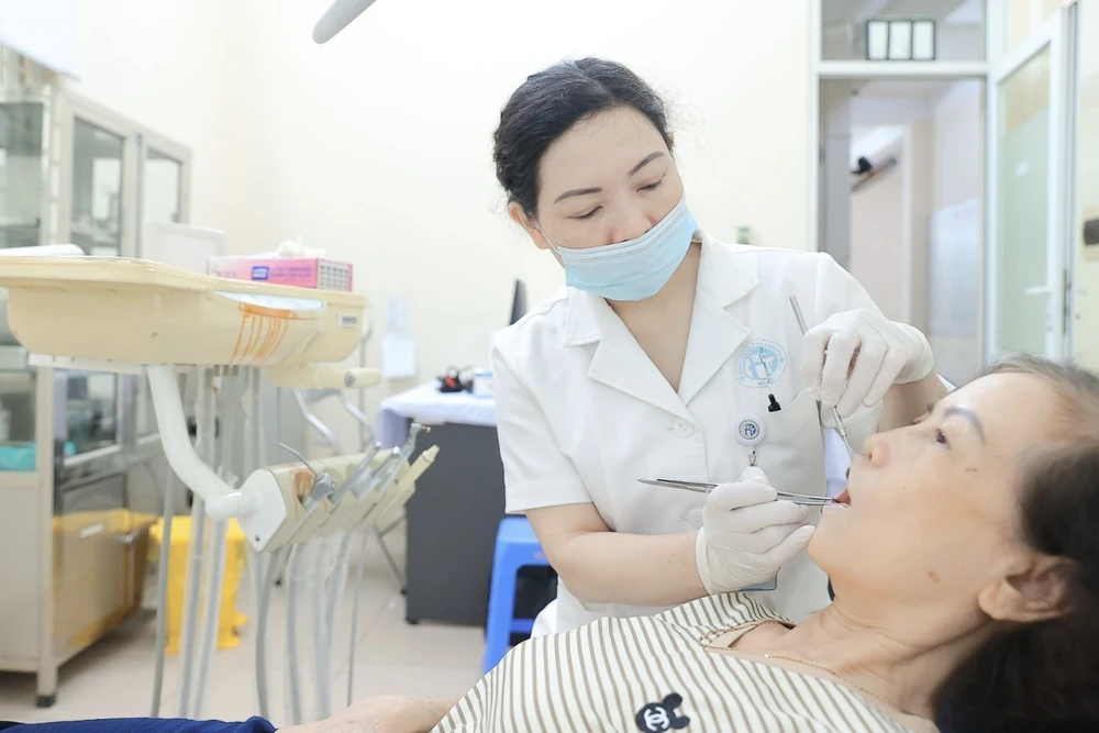 Hà Nội triển khai khám sức khỏe miễn phí cho hàng nghìn người cao tuổi - Ảnh 8.