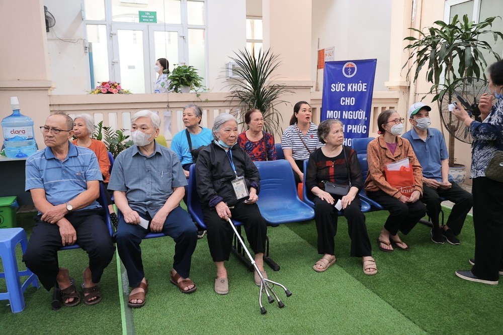 Hà Nội triển khai khám sức khỏe miễn phí cho hàng nghìn người cao tuổi - Ảnh 11.
