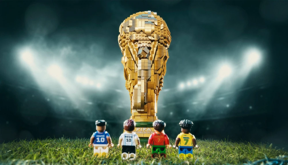 LEGO gây sốt toàn cầu với Ronaldo, Messi: Sáng tạo cách tận hưởng bóng đá mới - Ảnh 1.