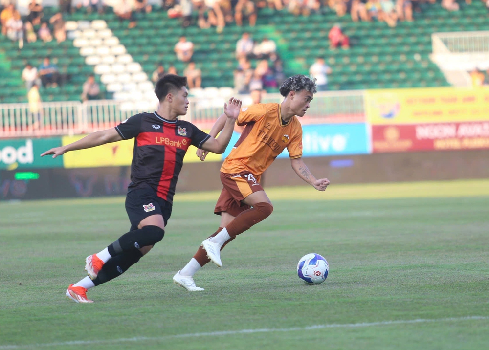 HLV Vũ Tiến Thành: "Trở về sân Pleiku với tôi thật khó tả" - Ảnh 2.