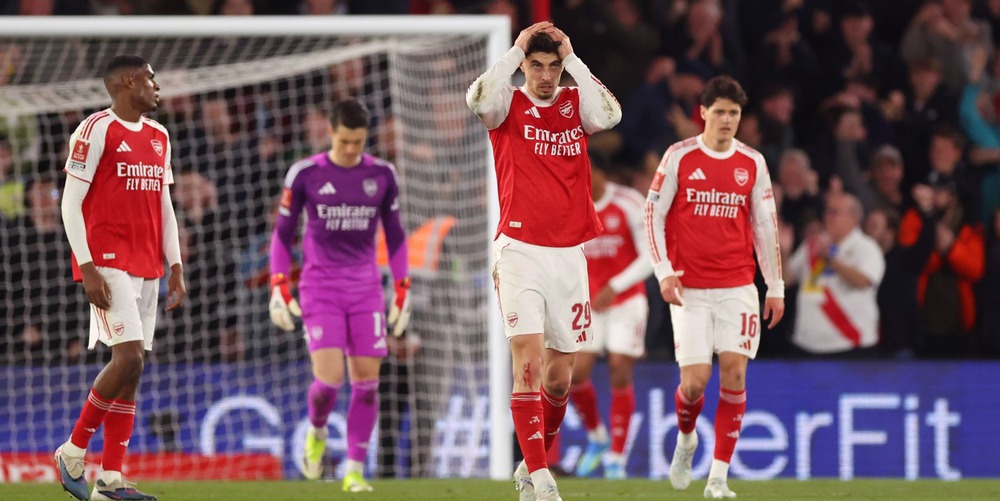 Từ mơ “ăn bốn” giờ còn “ăn hai”: Arsenal không hề buông, chỉ là quá yếu đuối - Ảnh 1.