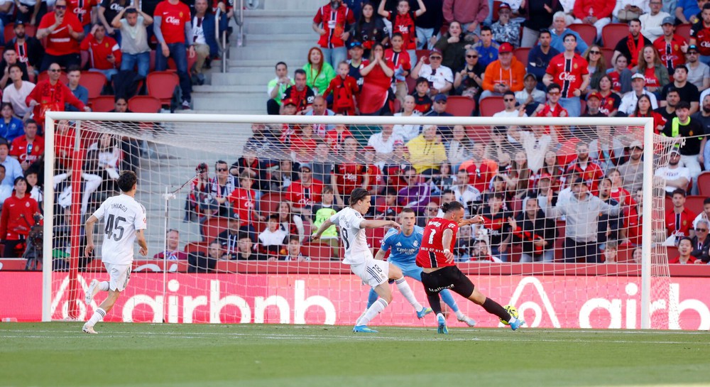 Real Madrid tung cờ trắng - Ảnh 1.