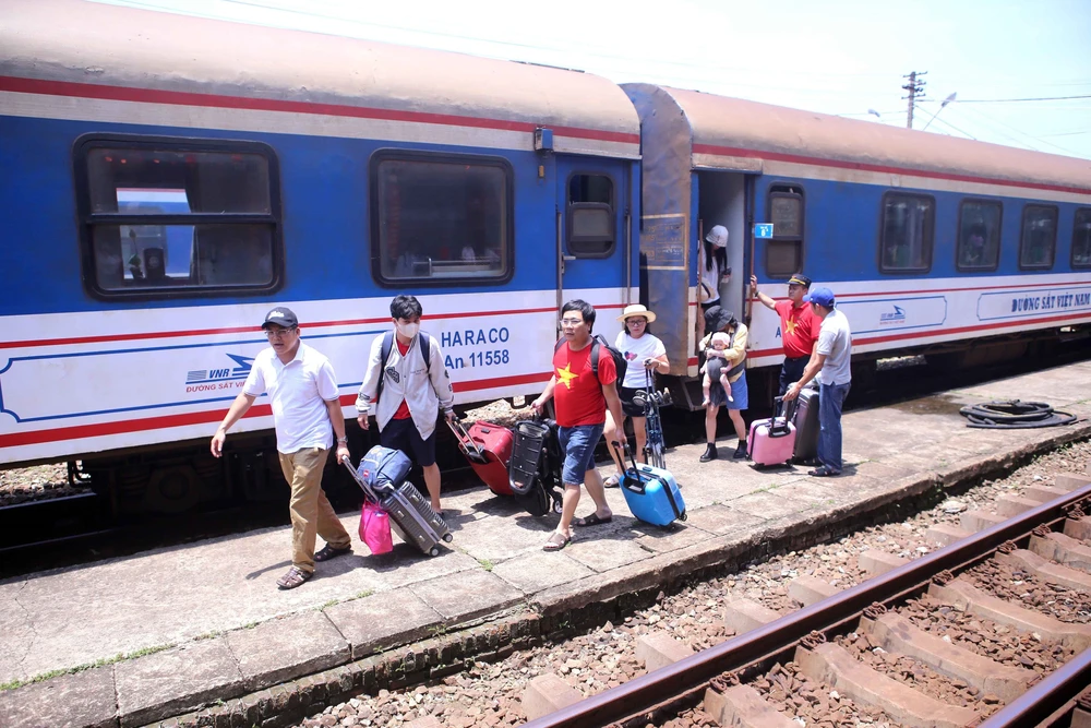 Tăng giá vận chuyển bằng tàu hoả từ hôm nay 5/4 - Ảnh 1. Tăng giá vận chuyển bằng tàu hoả từ hôm nay 5/4 - Ảnh 1.