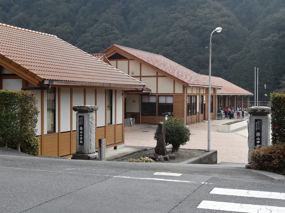 Nhật Bản đóng cửa ngôi trường có tên dài nhất sau 70 năm hoạt động - Ảnh 1.