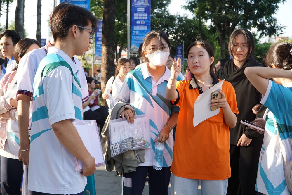 Hơn 137.000 thí sinh thi đánh giá năng lực để tranh suất vào đại học - Ảnh 2.