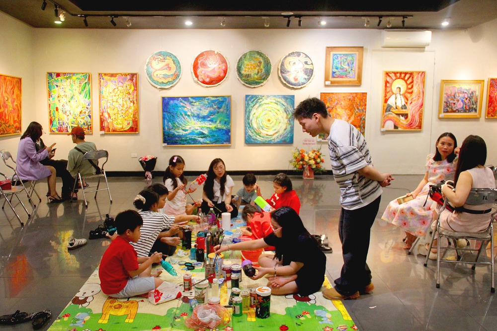 Vui chơi trong thế giới hội họa cùng "bà giáo" Quế Chi và họa sĩ trẻ Nguyễn Đăng Hải Nam - Ảnh 3. Vui chơi trong thế giới hội họa cùng "bà giáo" Quế Chi và họa sĩ trẻ Nguyễn Đăng Hải Nam - Ảnh 3.