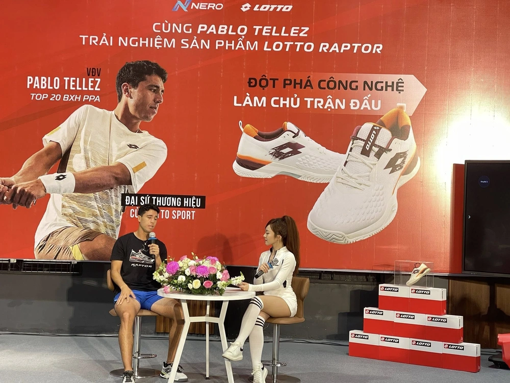 Tay vợt pickleball Pablo Tellez thi đấu biểu diễn tại sự kiện Lotto Raptor - Ảnh 1.