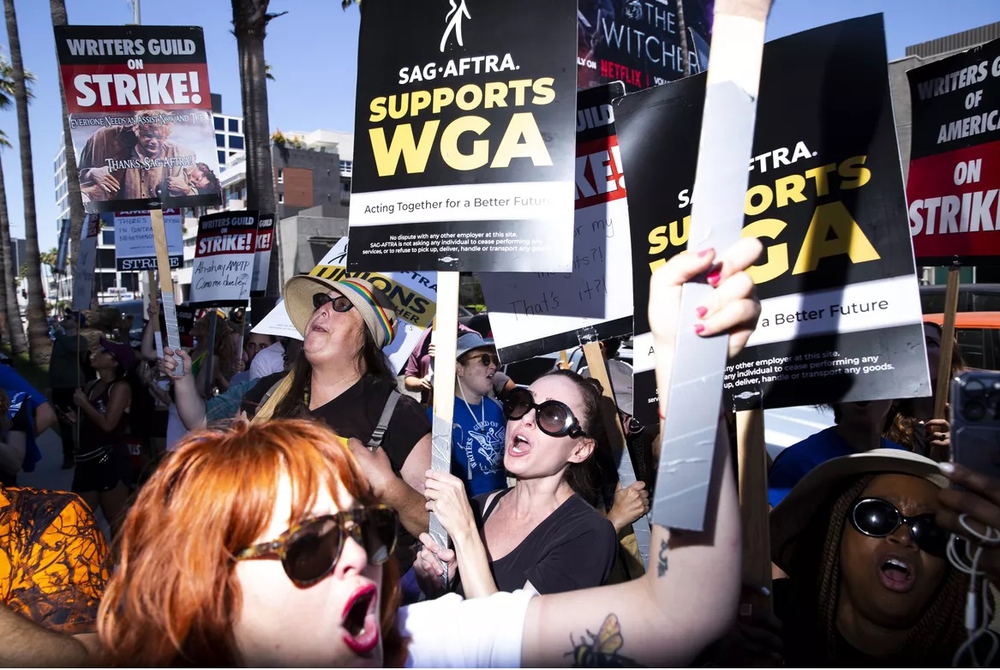 Mỹ: Giới biên kịch đạt thỏa thuận lịch sử với các hãng phim Hollywood - Ảnh 1.