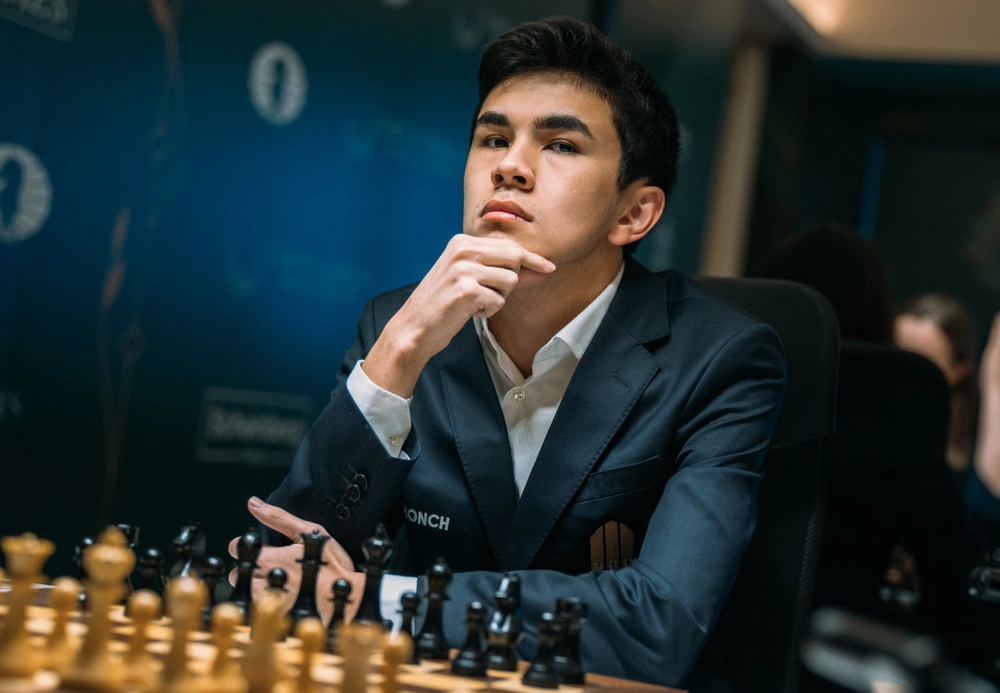 'Kẻ hủy diệt' 20 tuổi làm rúng động Candidates, 'Vua cờ' Magnus Carlsen cũng phải ngỡ ngàng - Ảnh 1.