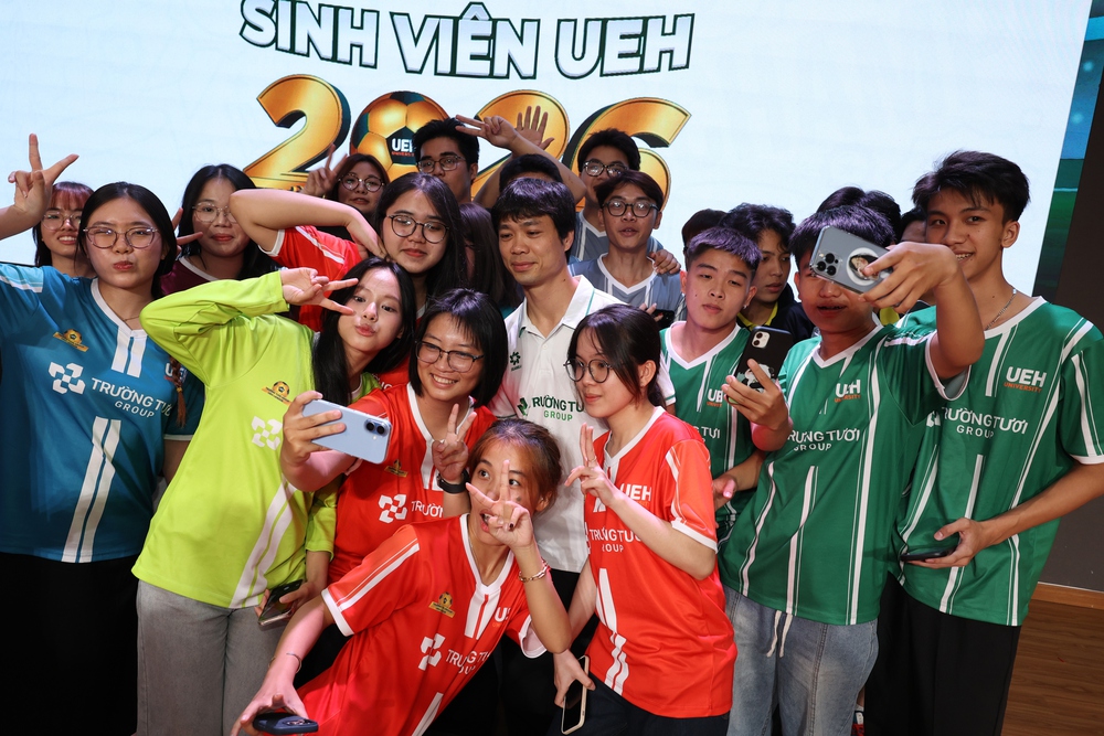 Công Phượng truyền cảm hứng cho cầu thủ sinh viên - Ảnh 2.