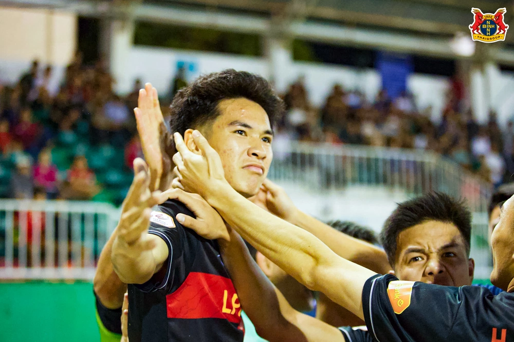 Giúp Ninh Bình thoát hiểm, sao U23 Việt Nam tri ân CĐV - Ảnh 1. Giúp Ninh Bình thoát hiểm, sao U23 Việt Nam tri ân CĐV - Ảnh 1.