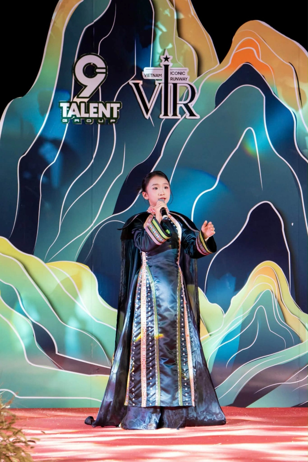 Vietnam Iconic Runway mùa 8: Tôn vinh văn hóa và khơi dậy giấc mơ trẻ em Việt Nam - Ảnh 5.