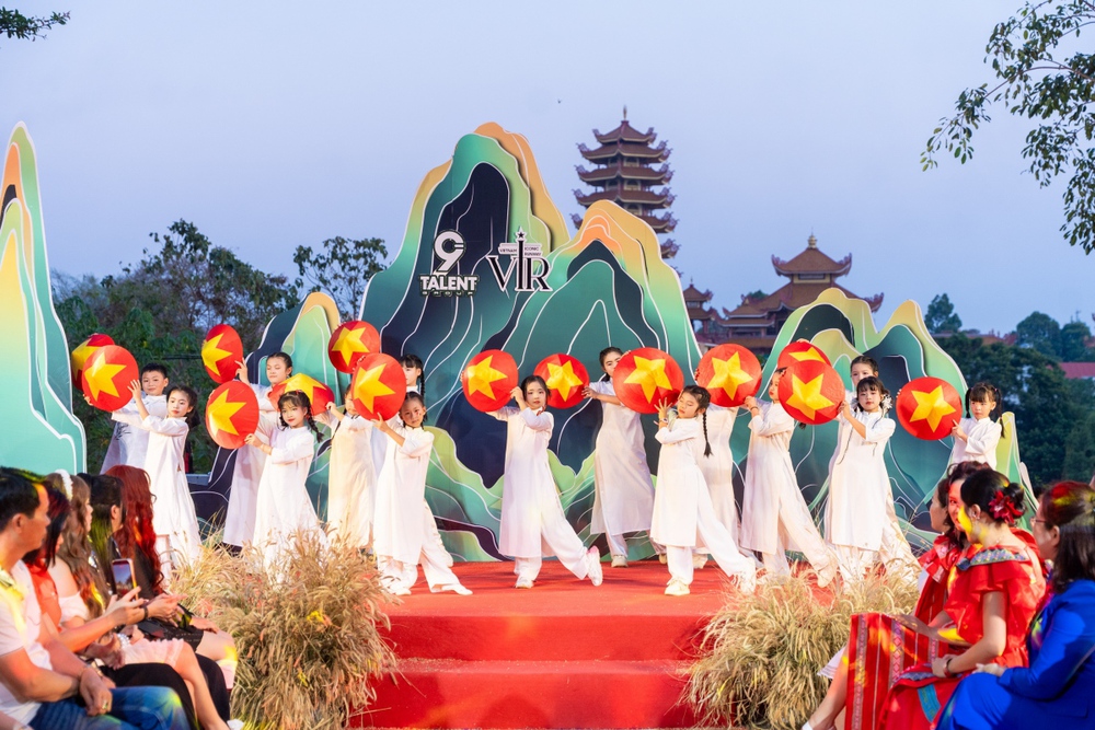 Vietnam Iconic Runway mùa 8: Tôn vinh văn hóa và khơi dậy giấc mơ trẻ em Việt Nam - Ảnh 1.
