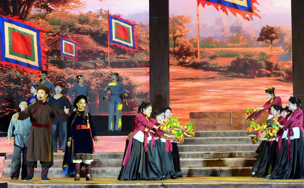 Đạo diễn - nhà biên kịch Hồng Hoa: Đánh thức di sản văn hóa trên sân khấu đương đại - Ảnh 3.