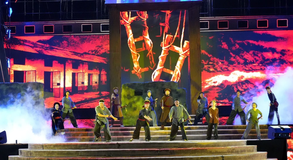 Đạo diễn - nhà biên kịch Hồng Hoa: Đánh thức di sản văn hóa trên sân khấu đương đại - Ảnh 4.