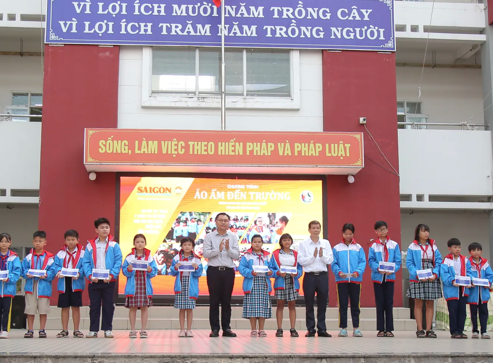 Hoàng Đức truyền cảm hứng vươn lên cho học sinh  - Ảnh 2.