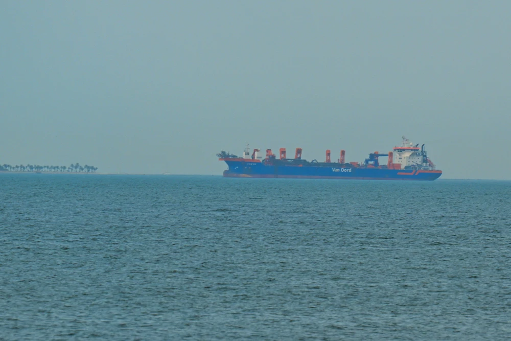 Mỹ đề xuất thu phí qua eo biển Hormuz - LHQ tìm giải pháp ngoại giao - Ảnh 2.