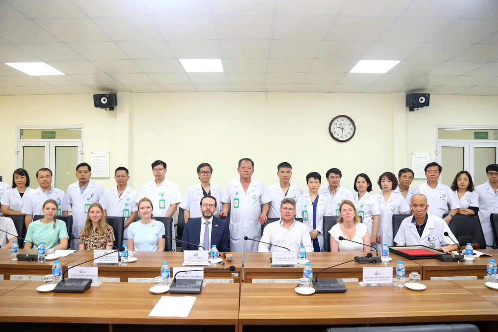 Lễ tri ân gia đình thiếu nữ người Anh hiến tạng: Khi một hành trình khép lại, ba cuộc đời mới hồi sinh - Ảnh 1.