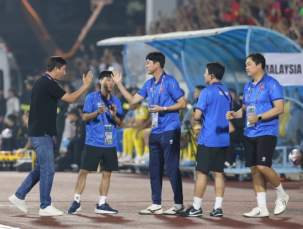 Trợ lý HLV Kim Sang Sik chia tay đội tuyển Việt Nam - Ảnh 1.