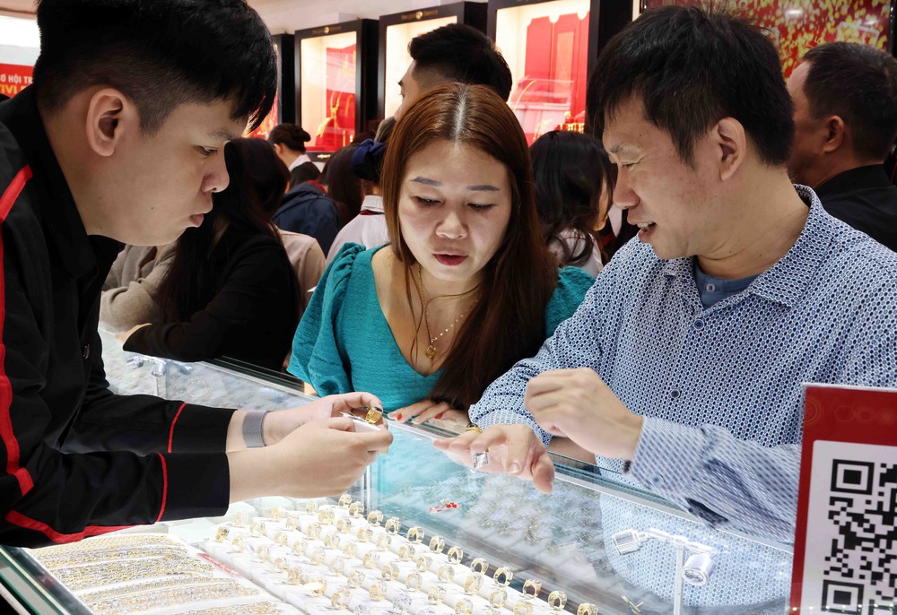 Giá vàng sáng 8/4 tăng tới 4,5 triệu đồng/lượng - Ảnh 1. Giá vàng sáng 8/4 tăng tới 4,5 triệu đồng/lượng - Ảnh 1.