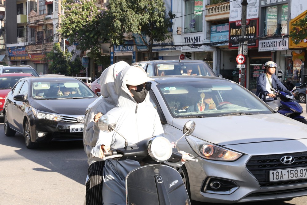 Nắng nóng kéo dài đến giữa tháng 4, nhiều nơi vượt 40 độ C - Ảnh 1. Nắng nóng kéo dài đến giữa tháng 4, nhiều nơi vượt 40 độ C - Ảnh 1.