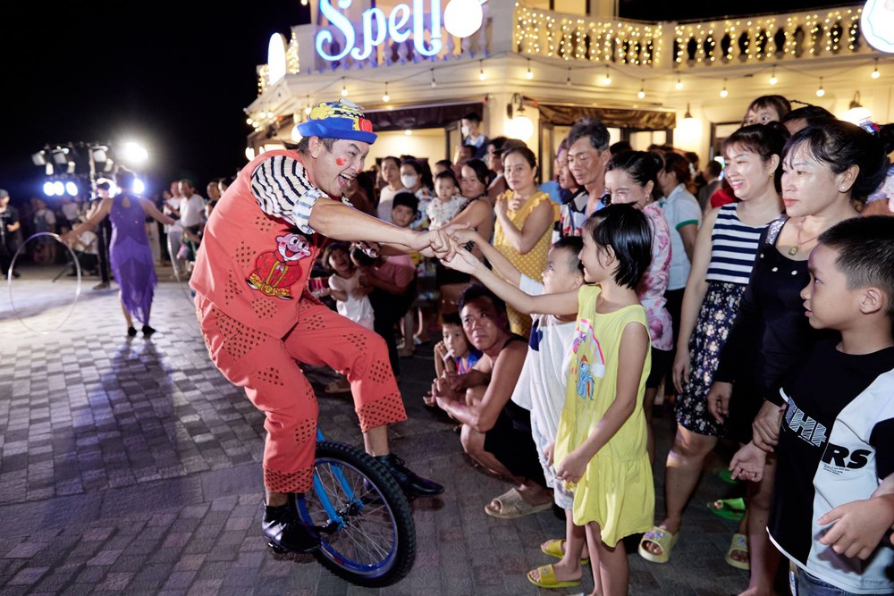 Kinh tế đêm: "Cú hích" chiến lược cho du lịch bền vững - Ảnh 2. Kinh tế đêm: "Cú hích" chiến lược cho du lịch bền vững - Ảnh 2.