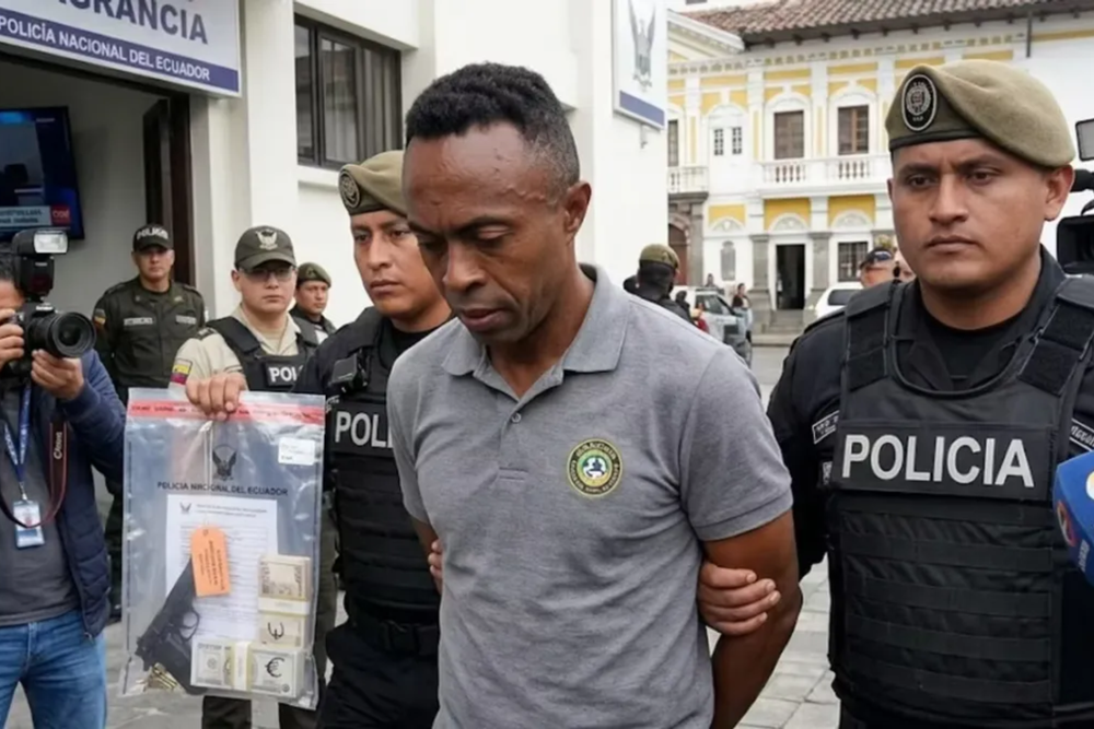 Cầu thủ chiều cao khiêm tốn nhất World Cup 2006 bị bắt vì đi cướp có vũ trang - Ảnh 1.