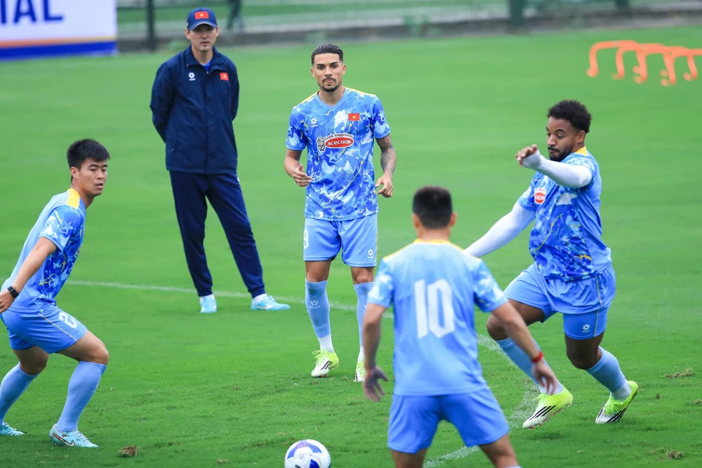 Tin nóng bóng đá Việt hôm nay 10/4: Trợ lý HLV Kim Sang Sik chia tay; CLB Ninh Bình muốn giữ nguyên ngoại binh tại V-League - Ảnh 1.