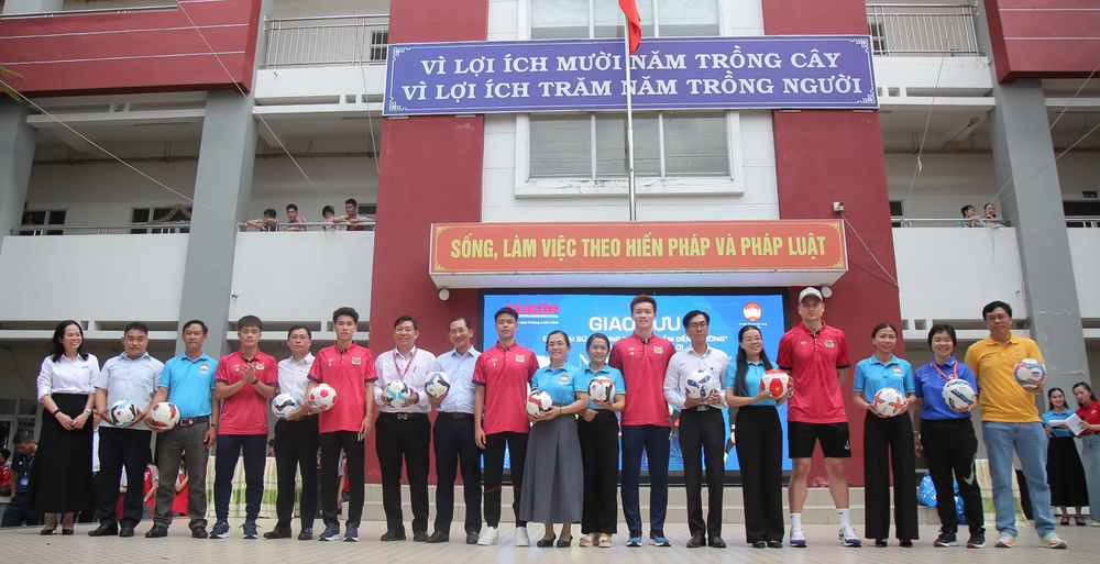 Hoàng Đức, Văn Lâm cùng dàn sao U23 Việt Nam khiến fan nhí vỡ oà - Ảnh 6.