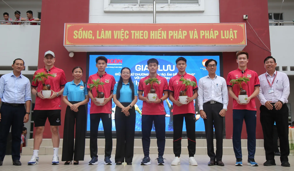 Hoàng Đức, Văn Lâm cùng dàn sao U23 Việt Nam khiến fan nhí vỡ oà - Ảnh 5.