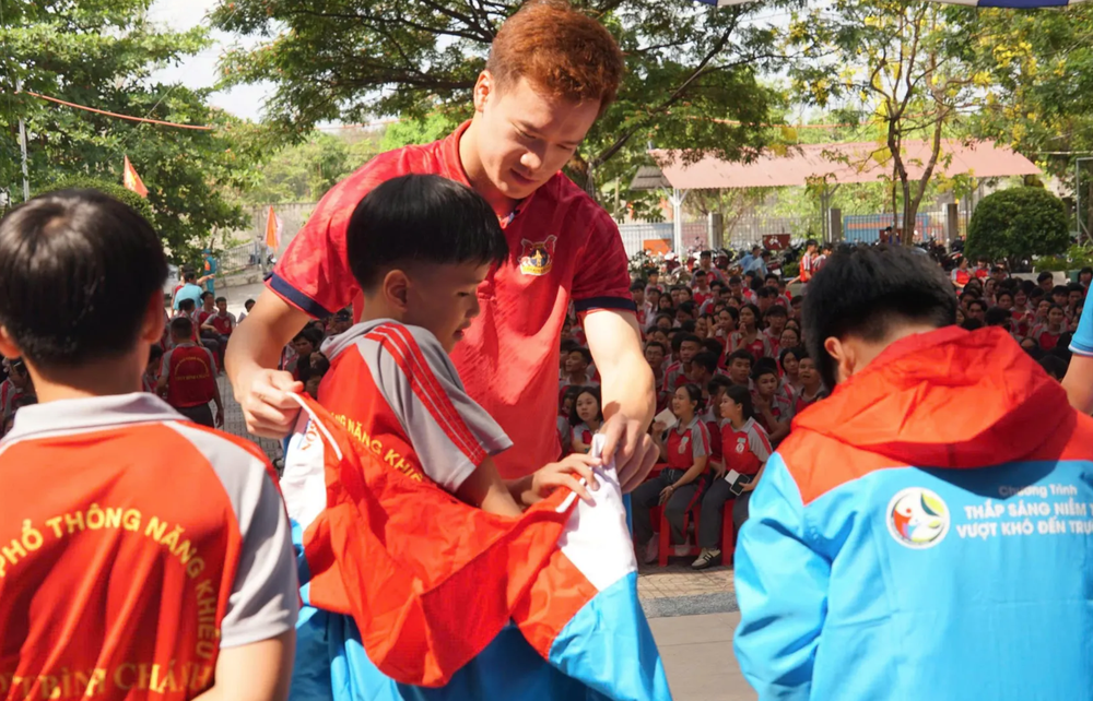 Hoàng Đức, Văn Lâm cùng dàn sao U23 Việt Nam khiến fan nhí vỡ oà - Ảnh 4.