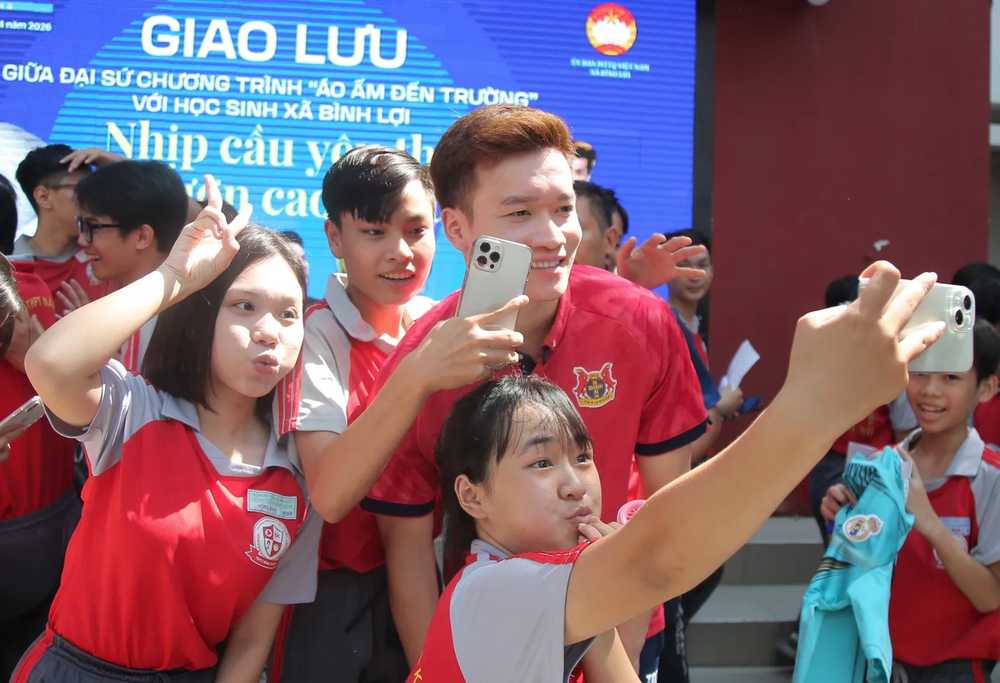 Hoàng Đức, Văn Lâm cùng dàn sao U23 Việt Nam khiến fan nhí vỡ oà - Ảnh 2.