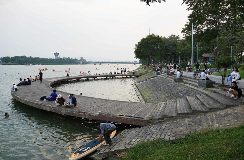 Người dân thành phố Huế ra sông Hương giải nhiệt nắng nóng - Ảnh 2. Người dân thành phố Huế ra sông Hương giải nhiệt nắng nóng - Ảnh 2.