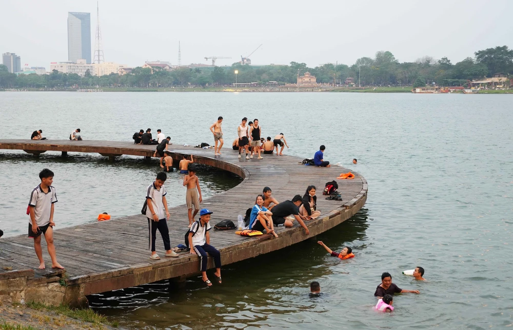 Người dân thành phố Huế ra sông Hương giải nhiệt nắng nóng - Ảnh 3. Người dân thành phố Huế ra sông Hương giải nhiệt nắng nóng - Ảnh 3.