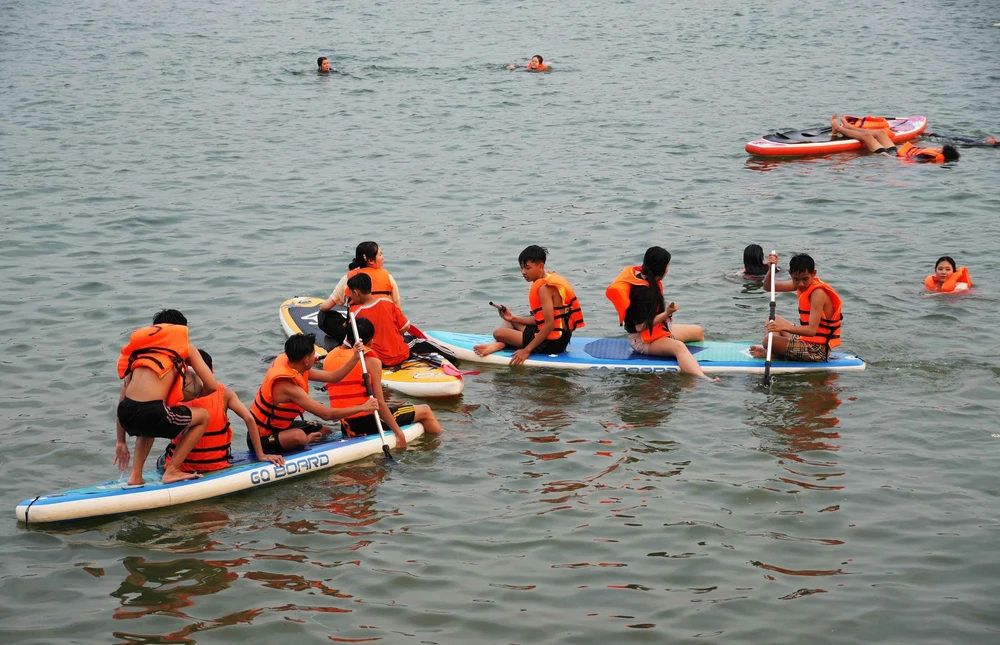 Người dân thành phố Huế ra sông Hương giải nhiệt nắng nóng - Ảnh 4. Người dân thành phố Huế ra sông Hương giải nhiệt nắng nóng - Ảnh 4.