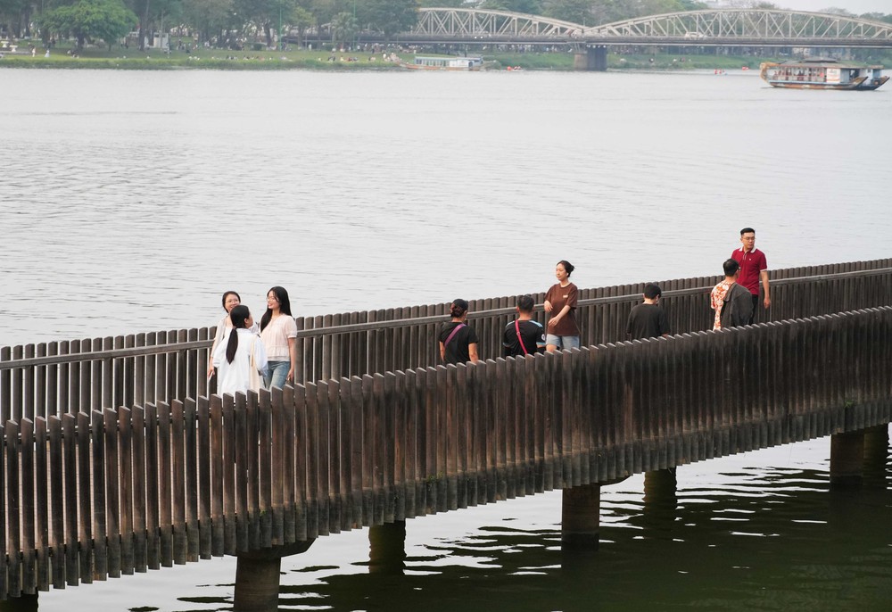 Người dân thành phố Huế ra sông Hương giải nhiệt nắng nóng - Ảnh 1. Người dân thành phố Huế ra sông Hương giải nhiệt nắng nóng - Ảnh 1.