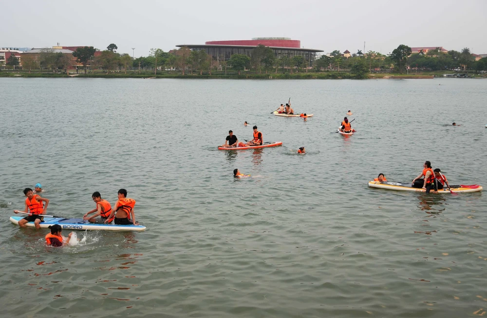 Người dân thành phố Huế ra sông Hương giải nhiệt nắng nóng - Ảnh 5. Người dân thành phố Huế ra sông Hương giải nhiệt nắng nóng - Ảnh 5.