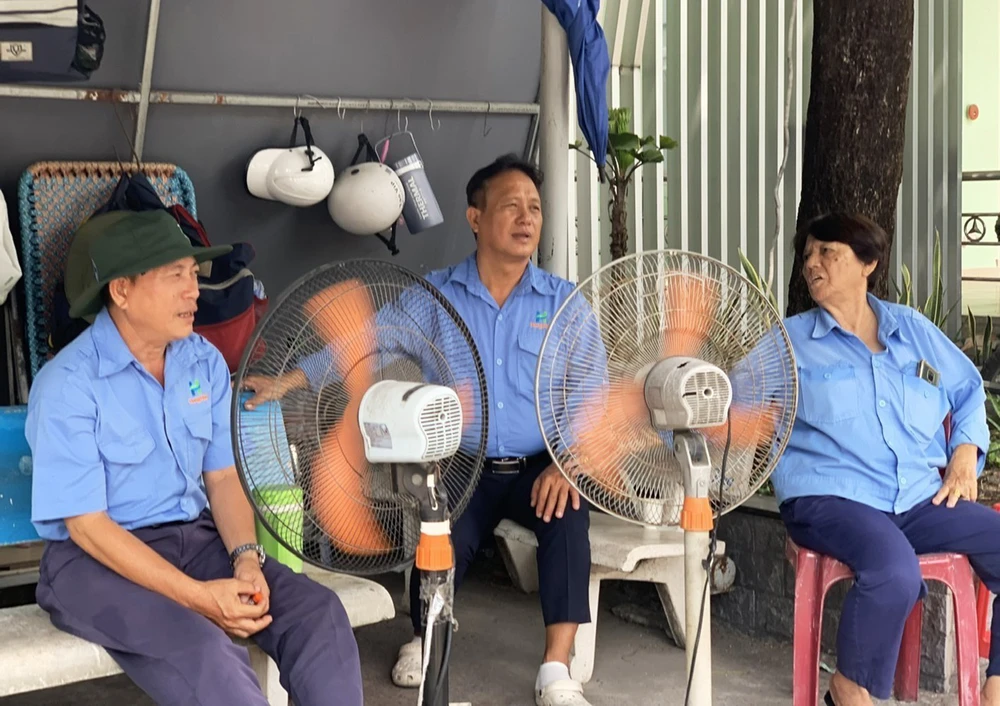 Người dân xoay sở dưới nắng nóng cao điểm ở Thành phố Hồ Chí Minh - Ảnh 6. Người dân xoay sở dưới nắng nóng cao điểm ở Thành phố Hồ Chí Minh - Ảnh 6.