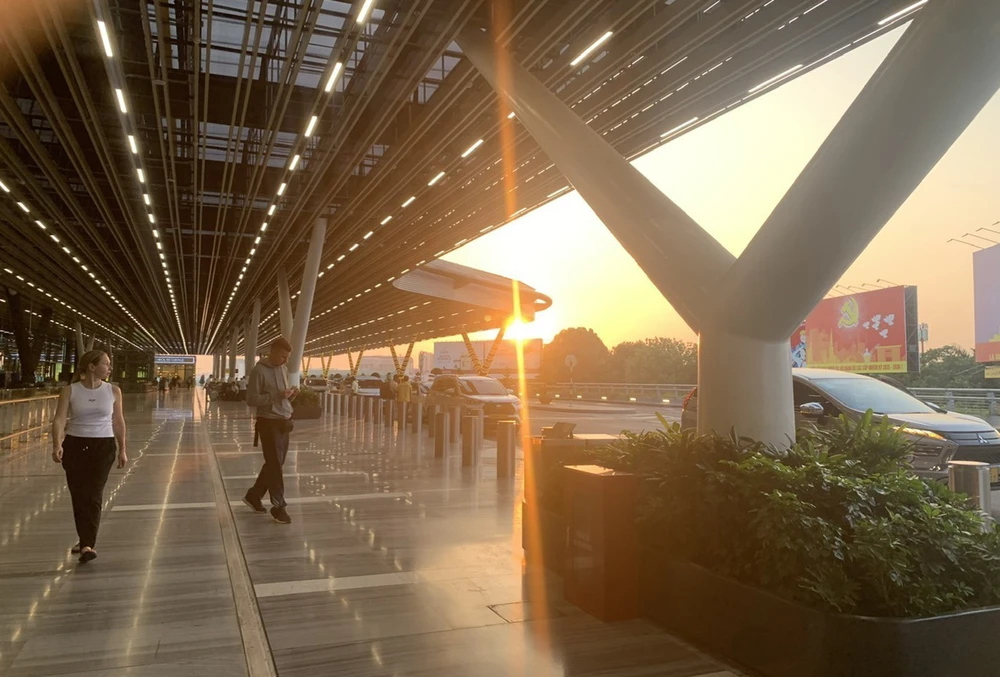 Người dân xoay sở dưới nắng nóng cao điểm ở Thành phố Hồ Chí Minh - Ảnh 7. Người dân xoay sở dưới nắng nóng cao điểm ở Thành phố Hồ Chí Minh - Ảnh 7.