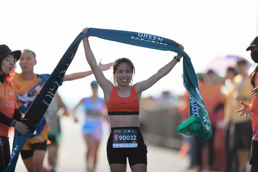 Cô giáo thể dục Doãn Thị Oanh vô địch cự ly 42km của nữ tại giải marathon Cần Giờ 2026