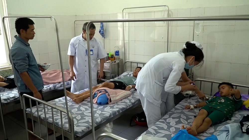Vụ nghi ngộ độc tại Quảng Trị: Số bệnh nhân nhập viện tăng lên 64 người - Ảnh 1.