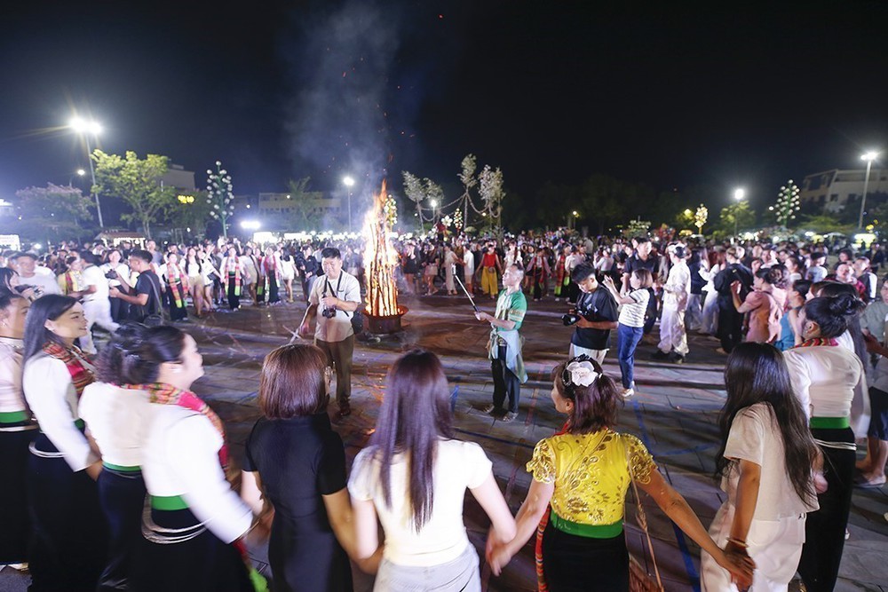 Ấn tượng hội thi "Lung linh vòng Xòe" năm 2026 tại Lào Cai - Ảnh 8.